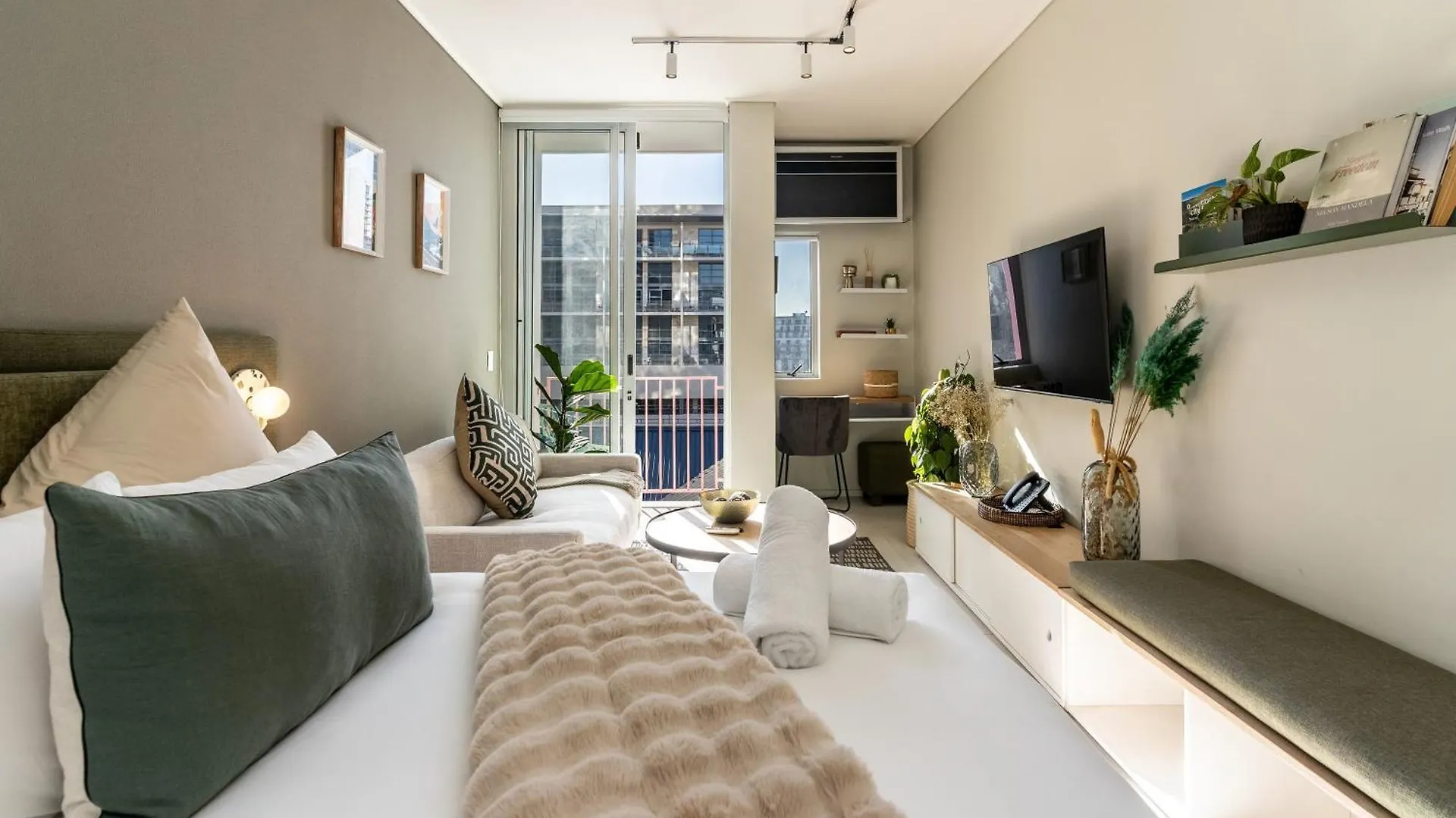 The Rose 507: Studio Apartment With Rooftop Pool Cape Town
